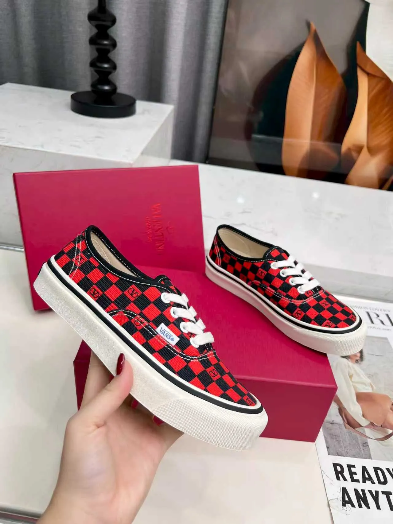 [Valentino Giving classic shoes a personality that spans the ages. Many celebrities - Jolin Tsai. Yang Zi. Liu Wen. Ma Baiquan. Choi Soobin. freen. Song Zuer. JJ Lin. zel. Cecilia Cheung. shark. Xin Yunlai...same style.